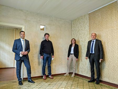 Bürgermeister Burkhard Schwuchow (Büren), Marcel Zorn (Gröne Architektur), Museumsleiterin Kirsten John-Stucke (Kreismuseum Wewelsburg) und Landrat Christoph Rüther (Kreis Paderborn); Foto: ©Kreismuseum Wewelsburg